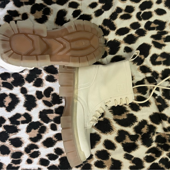 Worn 2x Fendi combat boots. Size 38 - Picture 4 of 6